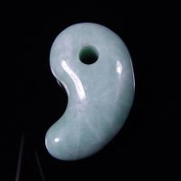 糸魚川産翡翠勾玉